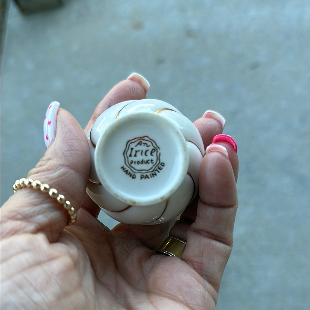 Vintage White and Gold Ceramic Salt and Pepper Shakers - Picture 2 of 8